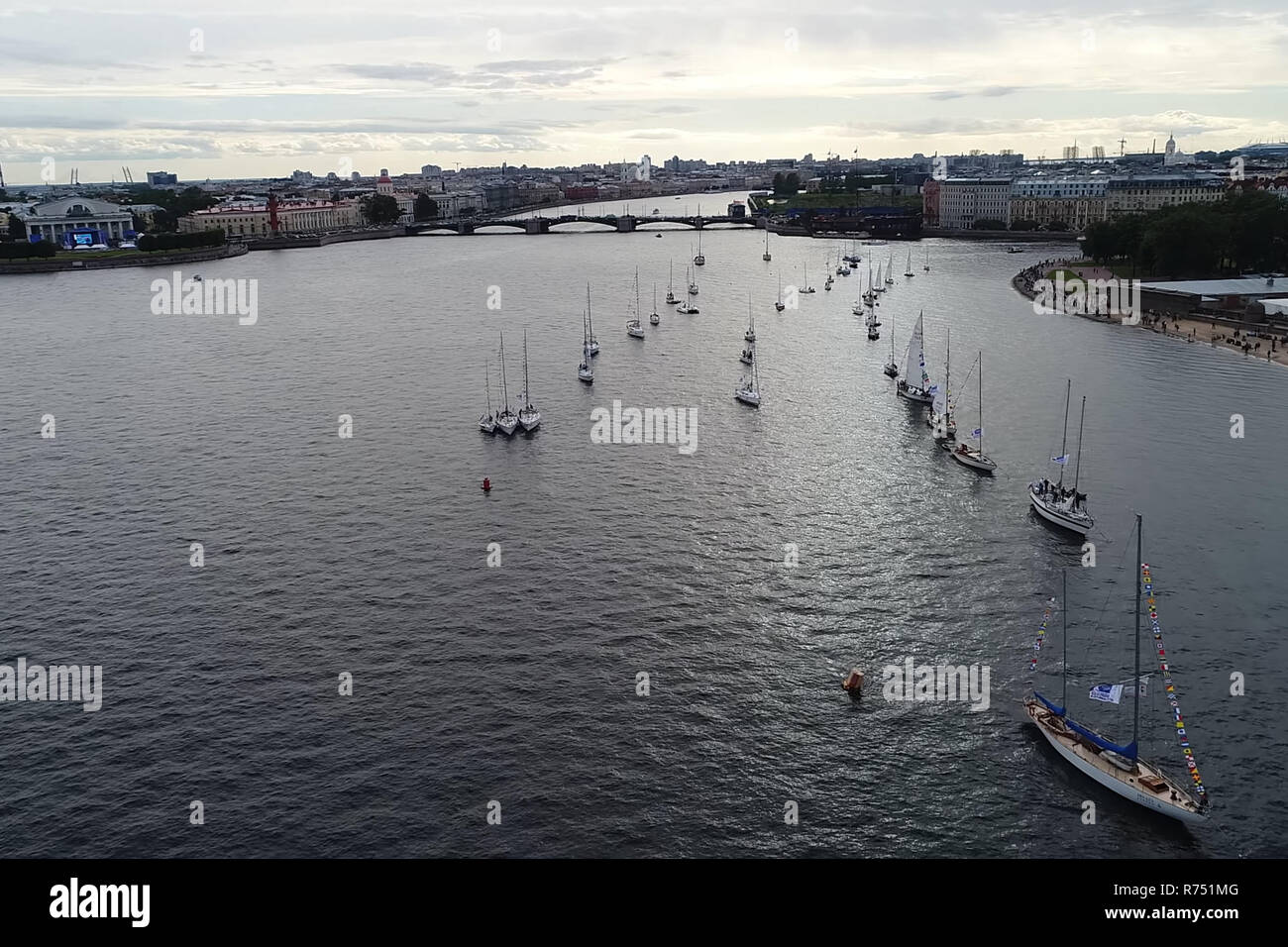 Festival de yates en San Petersburgo en el río neve. Veleros en el río Foto de stock