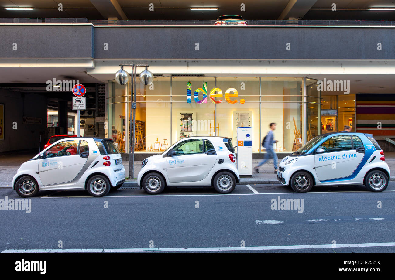 Los vehículos eléctricos de servicio de uso compartido de coches car2go, en el centro de la ciudad de Stuttgart, en la estación central, en estaciones de carga, Foto de stock