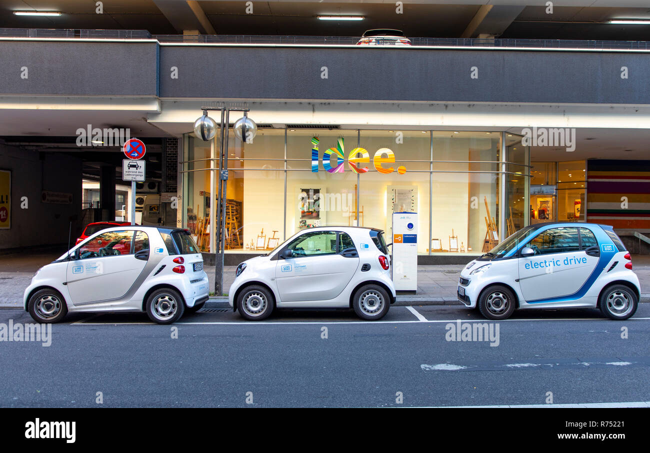 Los vehículos eléctricos de servicio de uso compartido de coches car2go, en el centro de la ciudad de Stuttgart, en la estación central, en estaciones de carga, Foto de stock