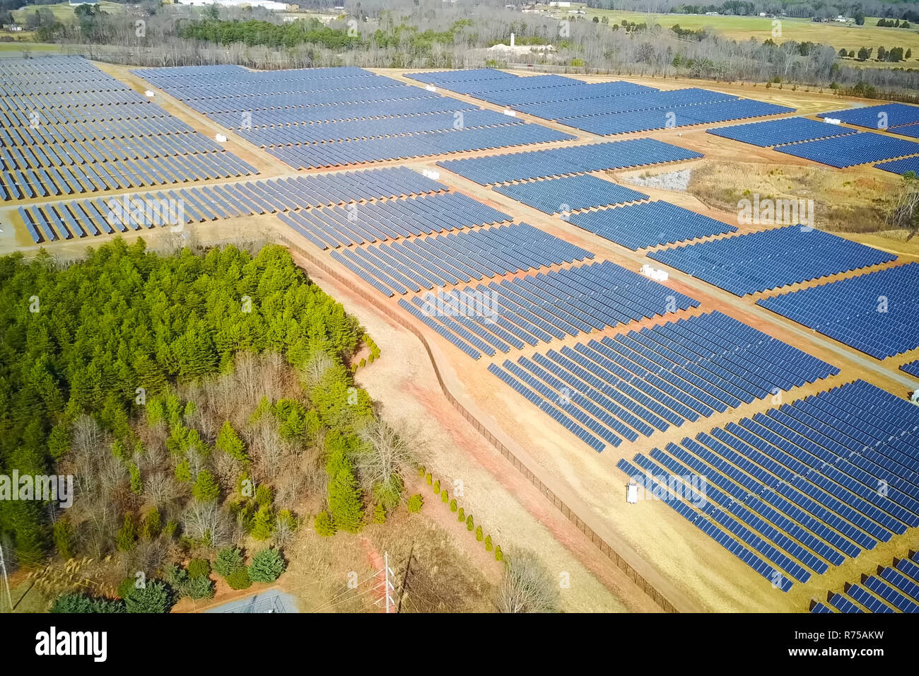 Los paneles solares. Una fuente alternativa de energía. Fuente de energía renovable Foto de stock
