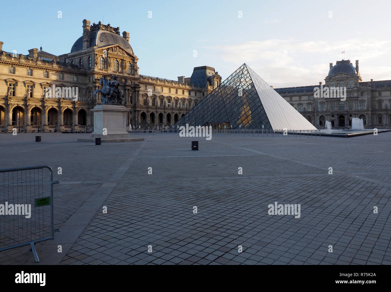 Pirámide interior de la lumbrera fotografías e imágenes de alta resolución  - Alamy