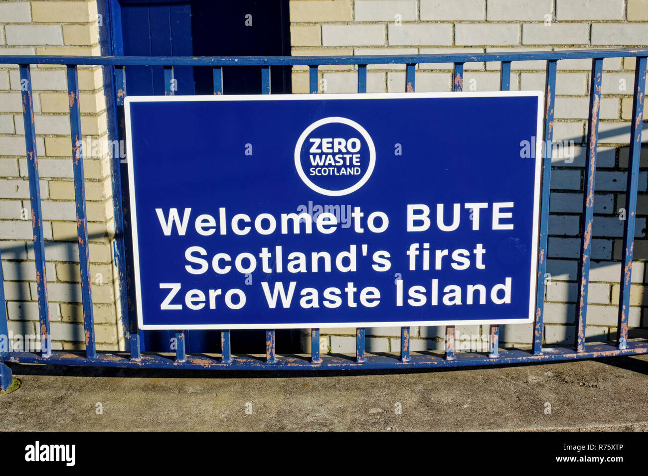 Cero residuos Escocia firmar en la terminal del ferry en Rothesay, en la isla de Bute, Escocia. Escocia Bute fue la primera isla cero residuos. Foto de stock