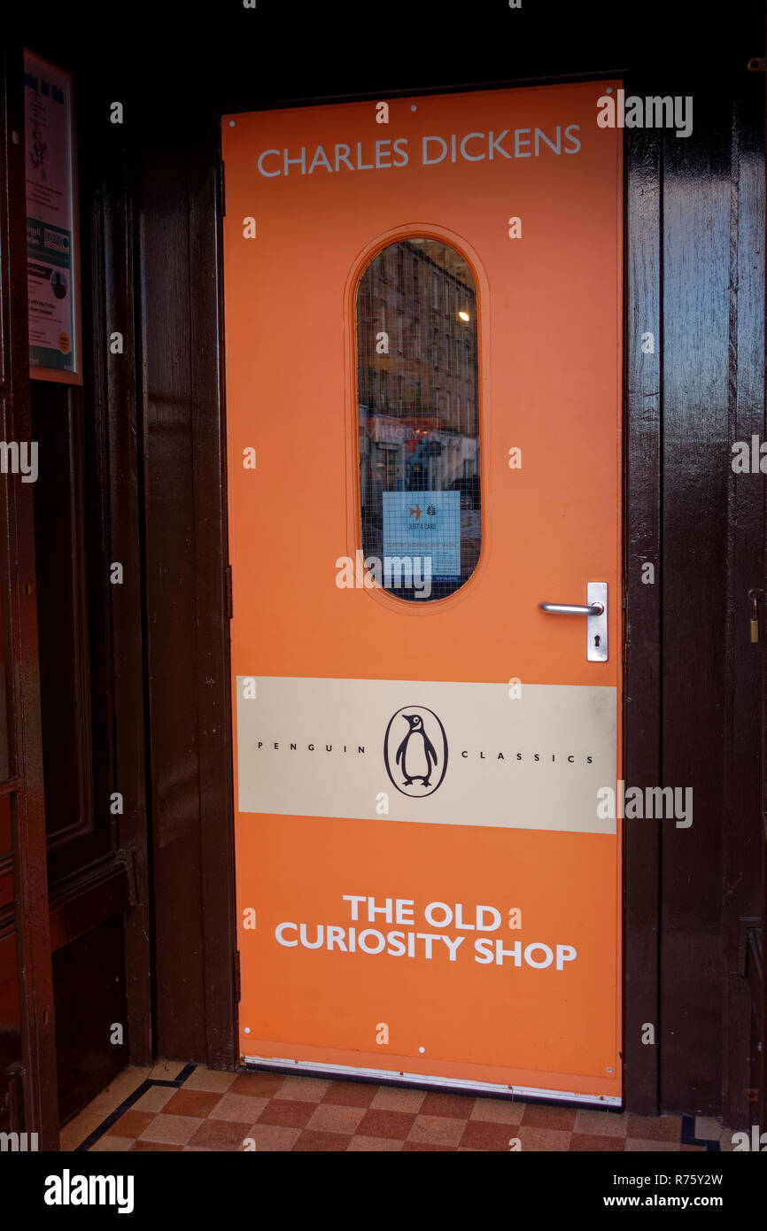 Puerta en el diseño de un pingüino libro en Punto de impresión librería en Rothesay, en la isla de Bute, Argyll, Escocia, Reino Unido Foto de stock