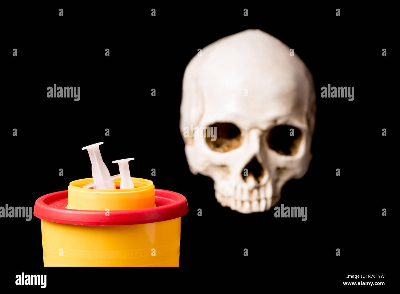 Contenedor de desechos médicos y cráneo Foto de stock