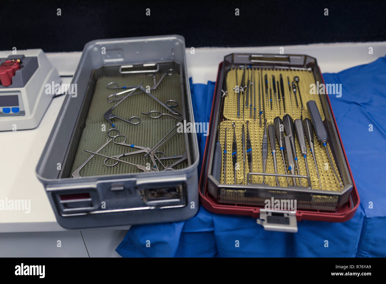 Instrumental quirúrgico y equipos en una caja Fotografía de stock - Alamy