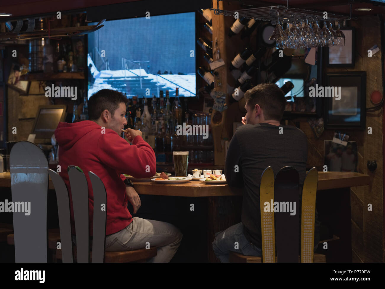 Amigos comiendo una comida en el pub Foto de stock