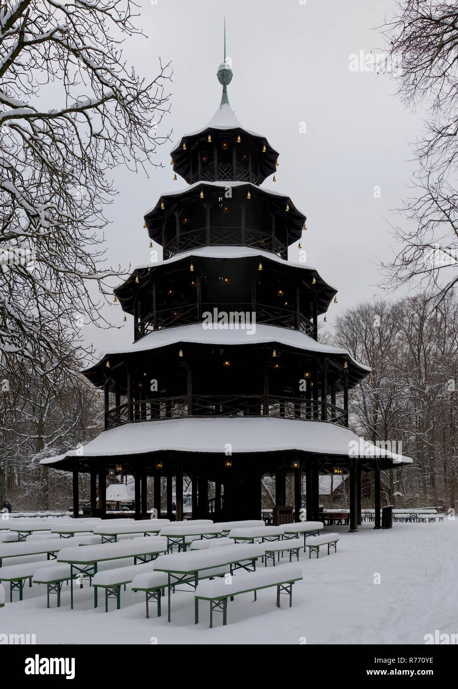 Torre China cubiertos de nieve en invierno. La pagoda de estilo chino es un  accesorio durante el verano en el Englischer Garten en Munich, Alemania  Fotografía de stock - Alamy