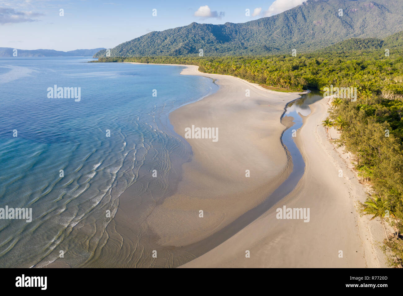 Vista aérea de Noé playa en la zona de Daintree Far North Queensland tropical. En esta hermosa parte de la costa, la selva tropical se encuentra con el mar. Foto de stock