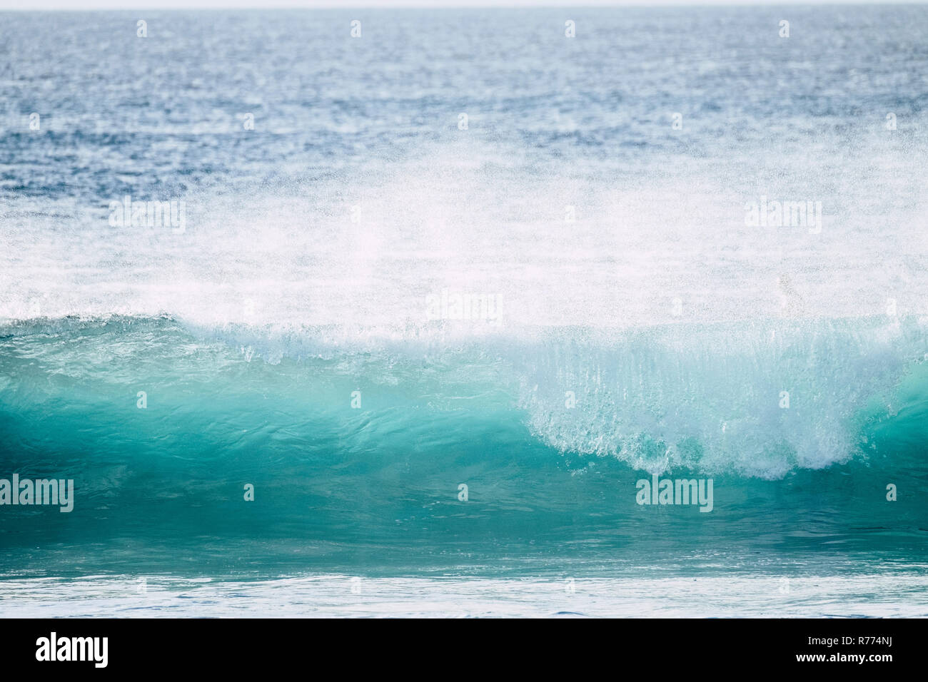 La energía de las olas de espuma blanca estrecha con agua limpia azul y gran oleaje de energía por concepto de vacaciones lugar tropical Foto de stock