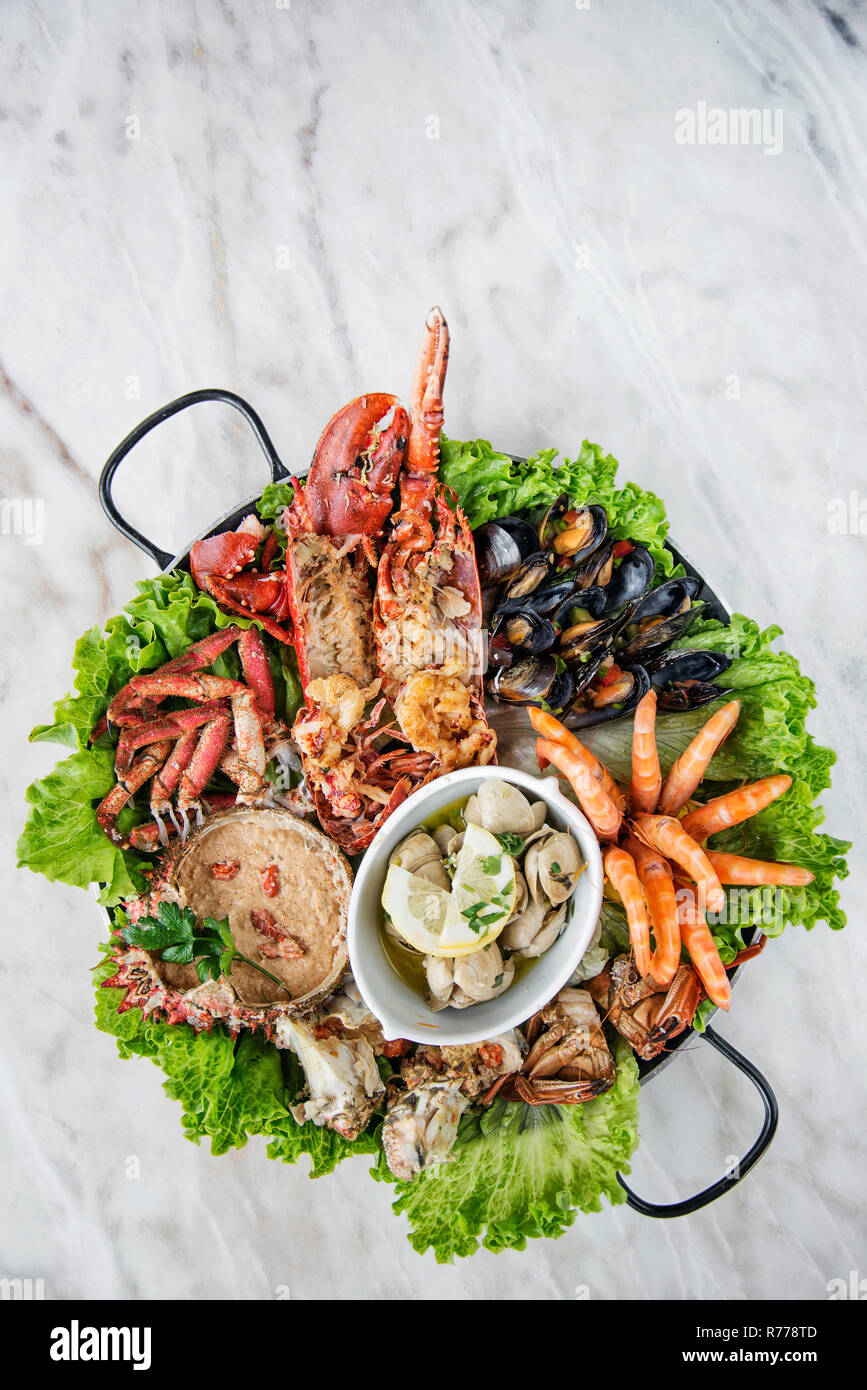 Selección de marisco fresco mixto establezca un plato de comida gourmet en  la mesa Fotografía de stock - Alamy