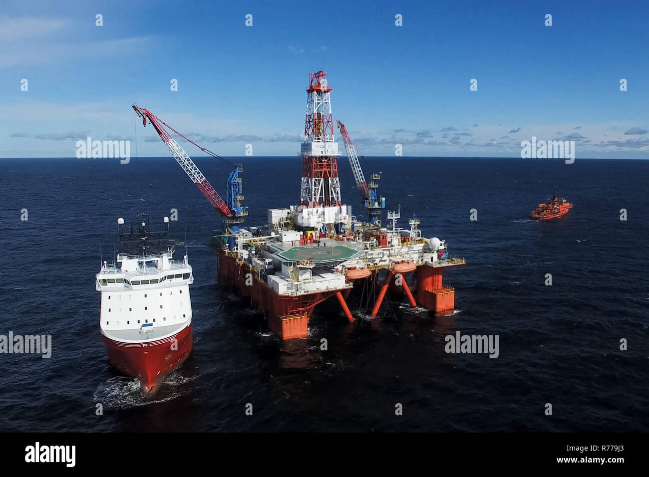 La plataforma offshore de petróleo en el mar. Extracción de petróleo en el estante Foto de stock