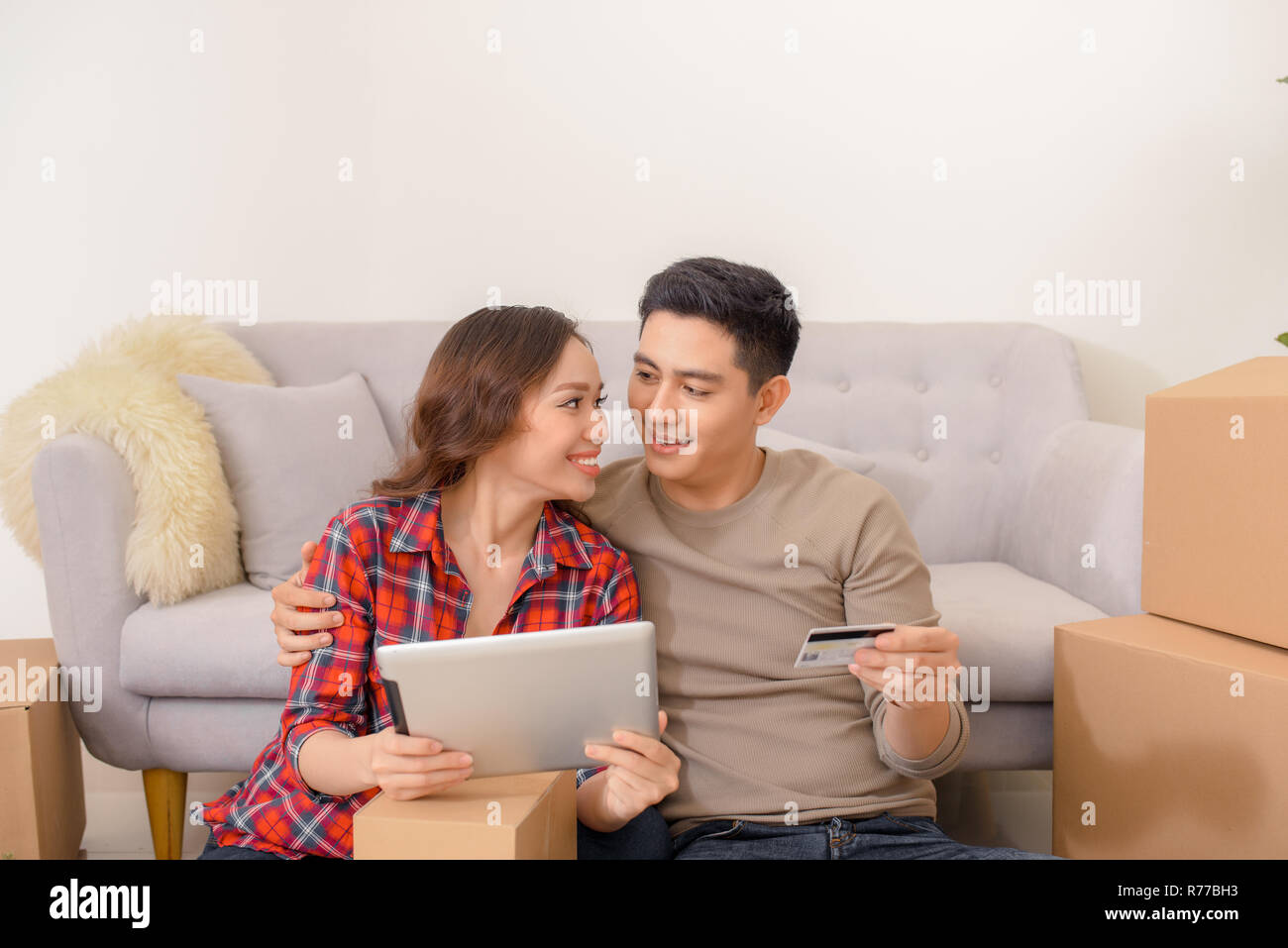 Feliz pareja asiática haciendo compras en línea con tarjeta de crédito Foto de stock