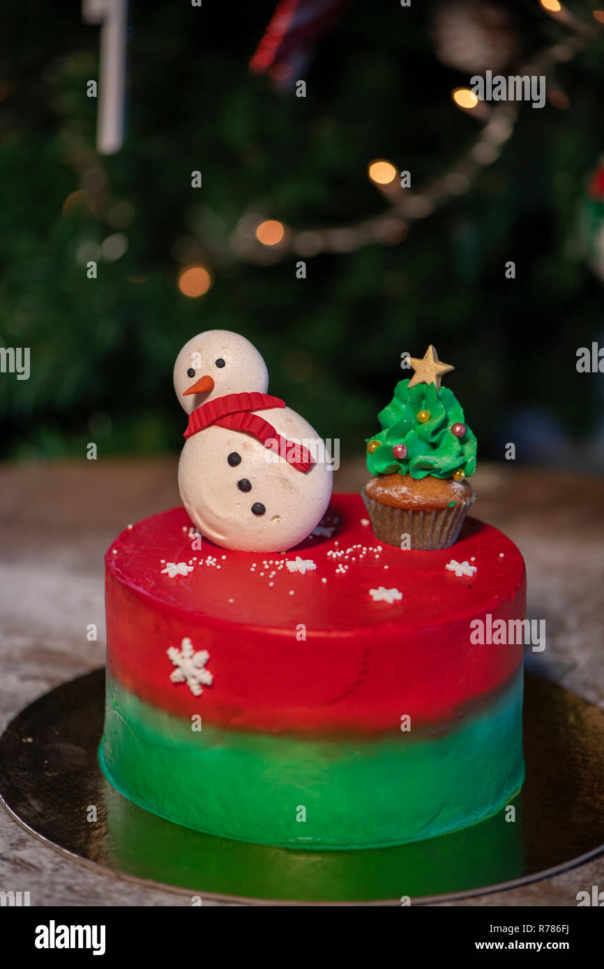 Pastel de Navidad decorado con pastelitos y coloridos dulces de navidad con  árbol de Navidad Fotografía de stock - Alamy