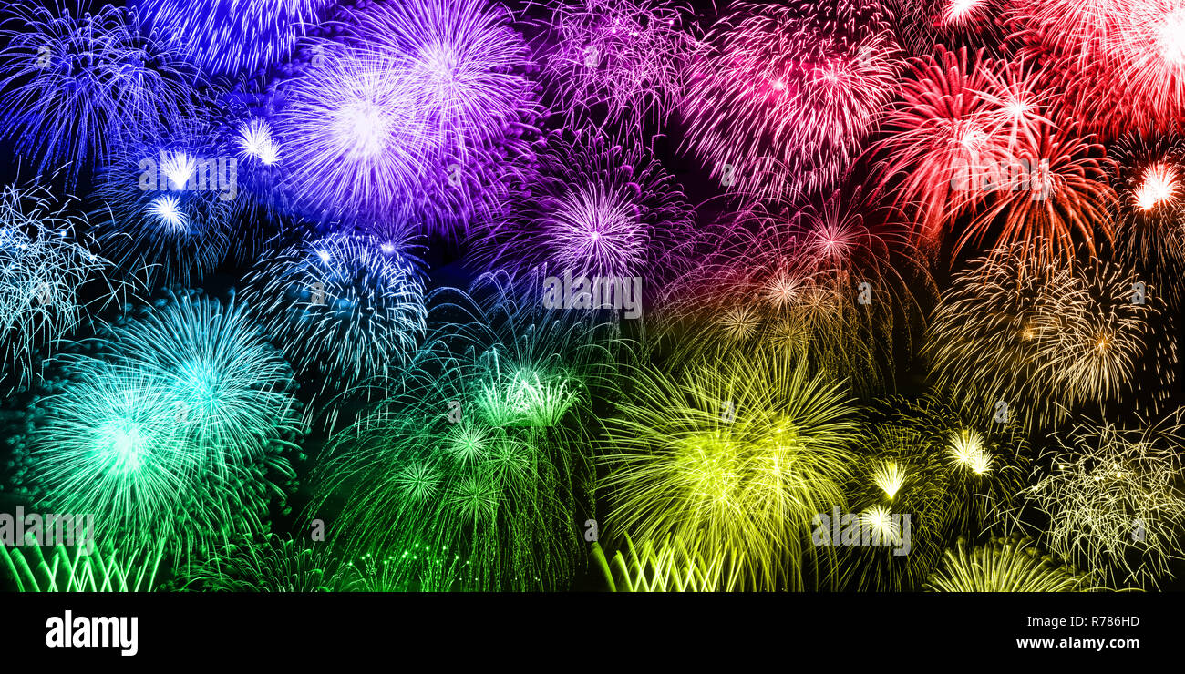 Fuegos artificiales de Nochevieja antecedentes colorida pancarta años año fondos de fuegos artificiales Foto de stock