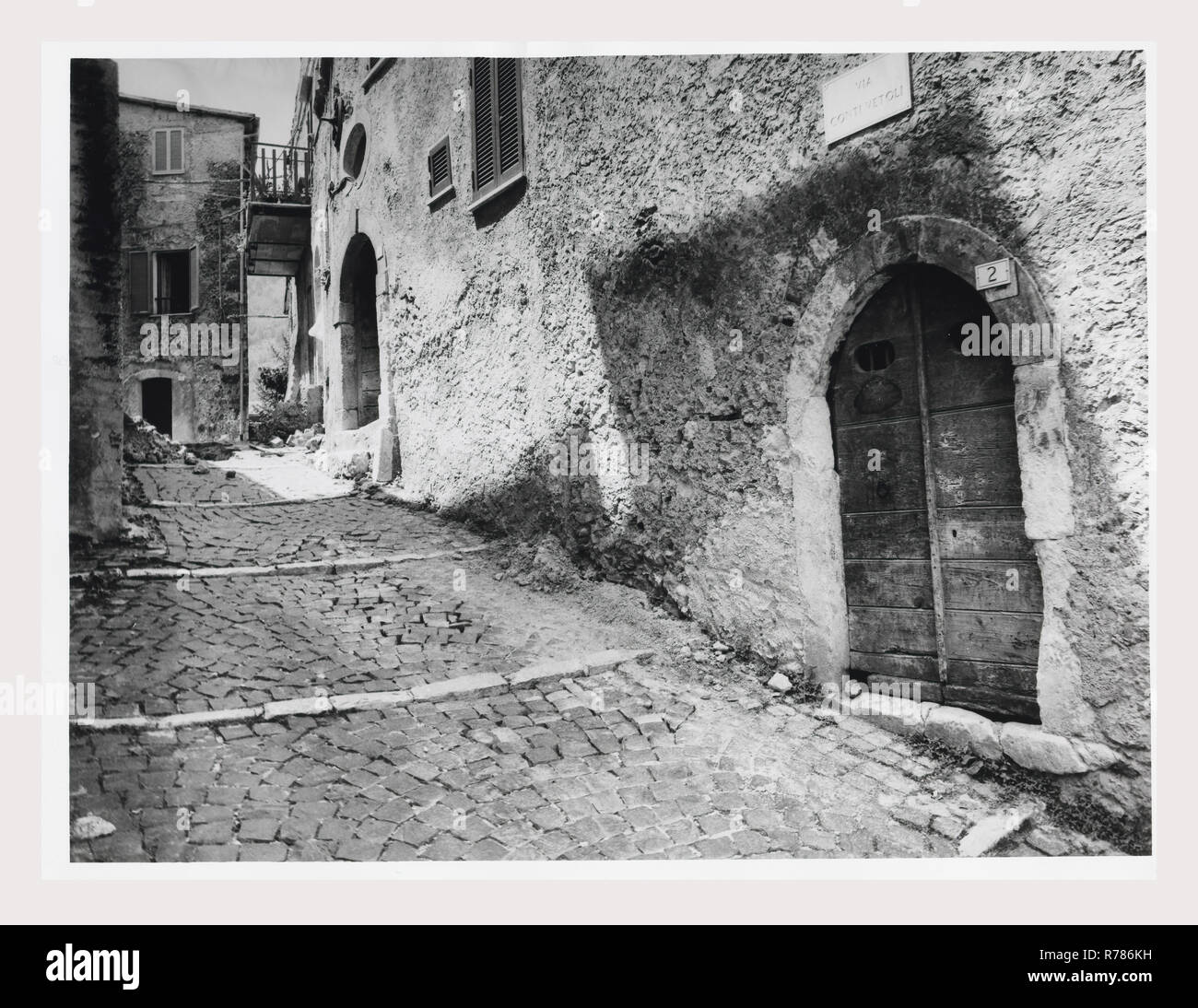Abruzzo L'Aquila Corcumello opiniones generales, esta es mi Italia, el país de la historia visual, vistas de la calle medieval en el casco antiguo Foto de stock