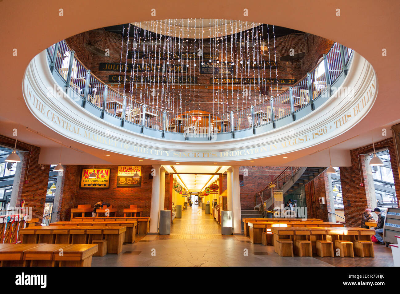 Food hall central abovedada en Quincy Market, Boston, Massachusetts, Estados Unidos de América. Foto de stock