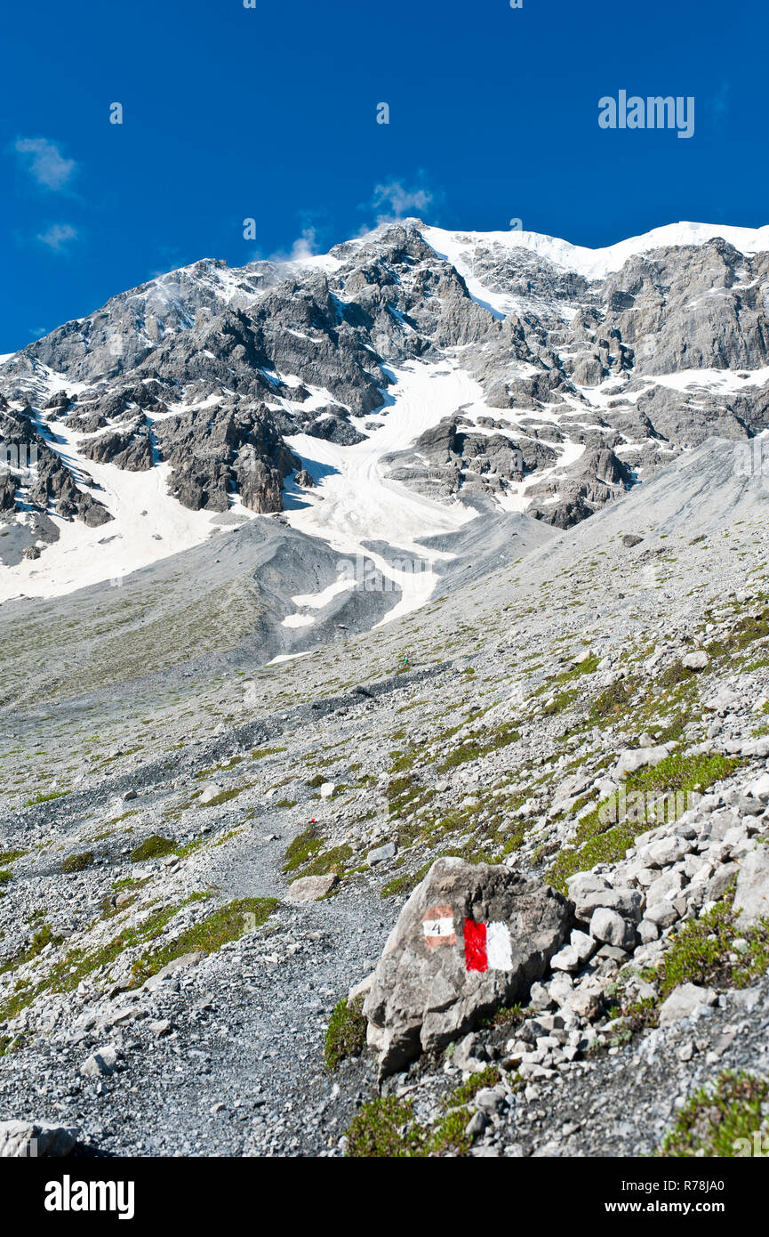 Trail marcas rojas y blancas, senderos, cumbre del monte Ortler, 3905 m, Ortler Alpes, el Parque Nacional de Stelvio cerca Sulden, Solda Foto de stock