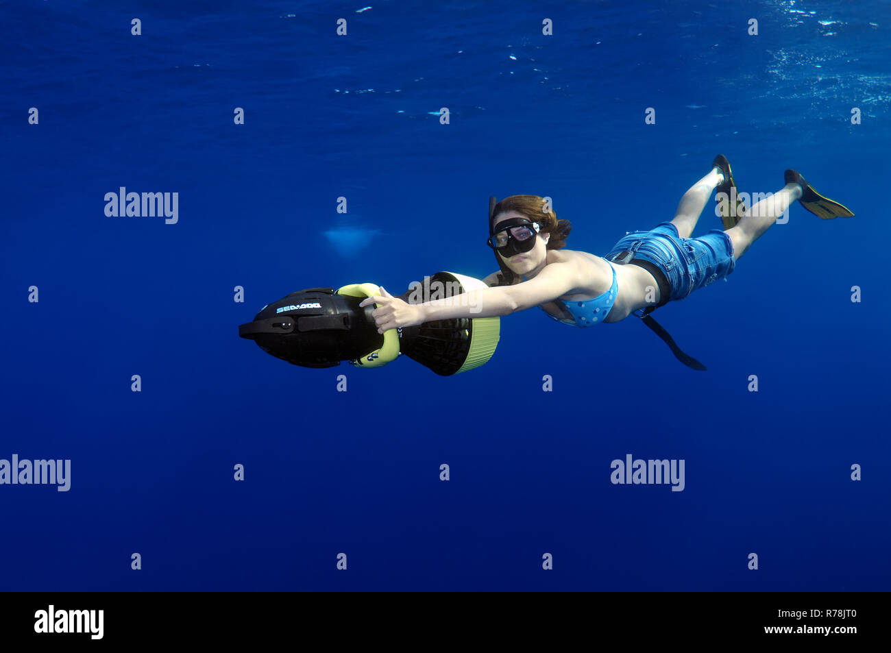 Apneista buceo con moto subacuática, Mar Rojo, Egipto Fotografía de stock -  Alamy