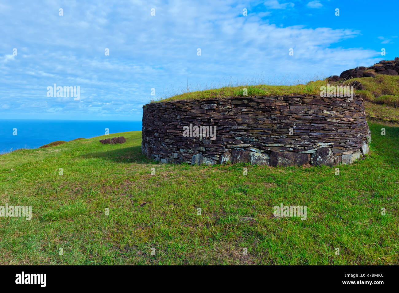 Casa de piedra restaurada, aldea ceremonial de Orongo, Sitio del Patrimonio Mundial de la Unesco, el Parque Nacional Rapa Nui, Isla de Pascua, Chile Foto de stock