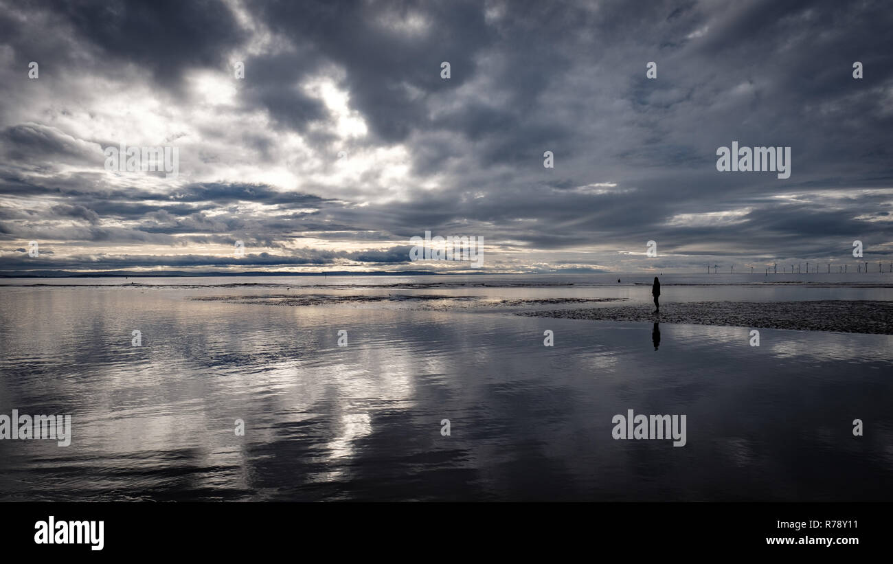 La contemplación, la reflexión y la concentración en la playa Foto de stock