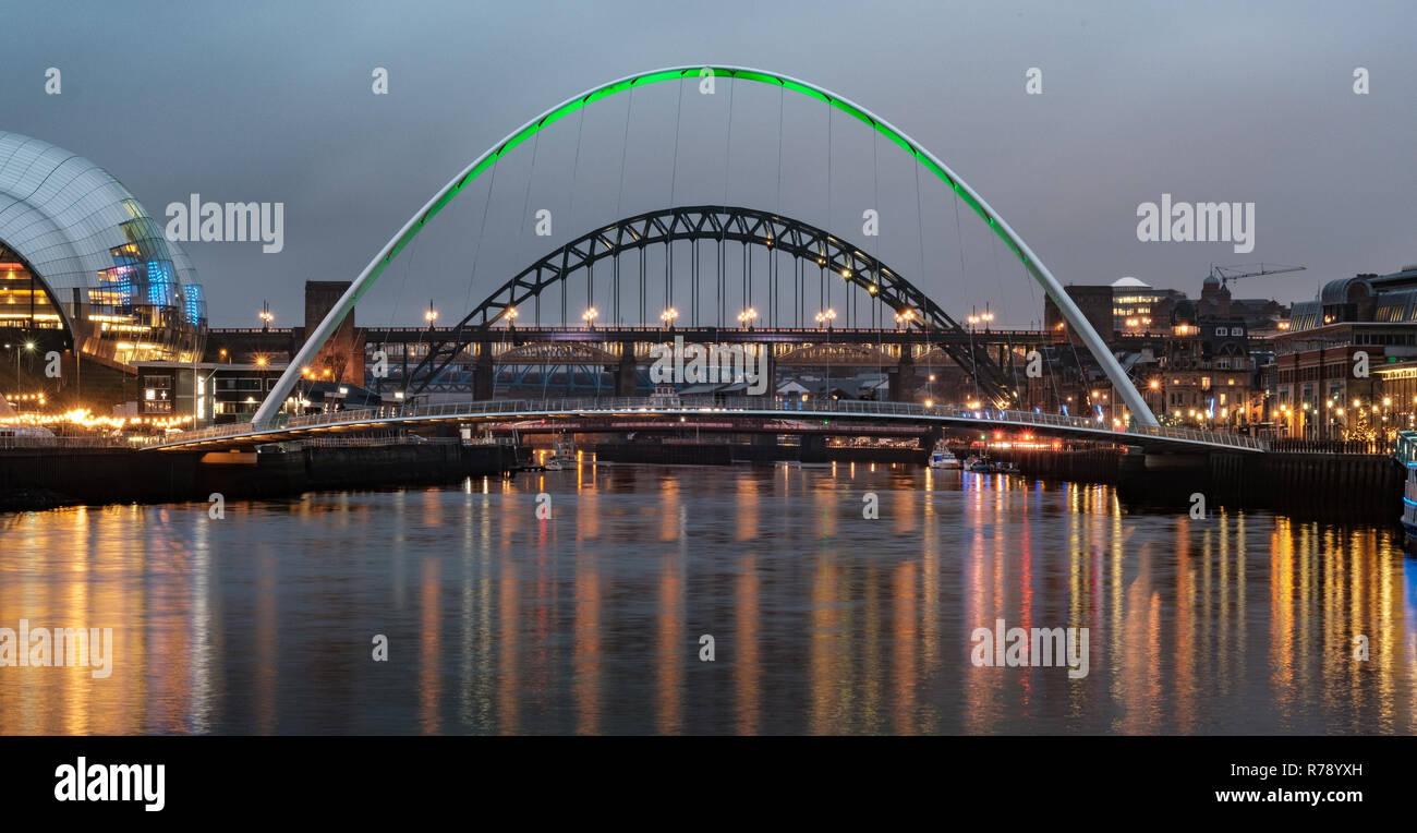 El puente Gateshead Millennium Bridge y el Puente Tyne, Newcastle Upon Tyne Foto de stock