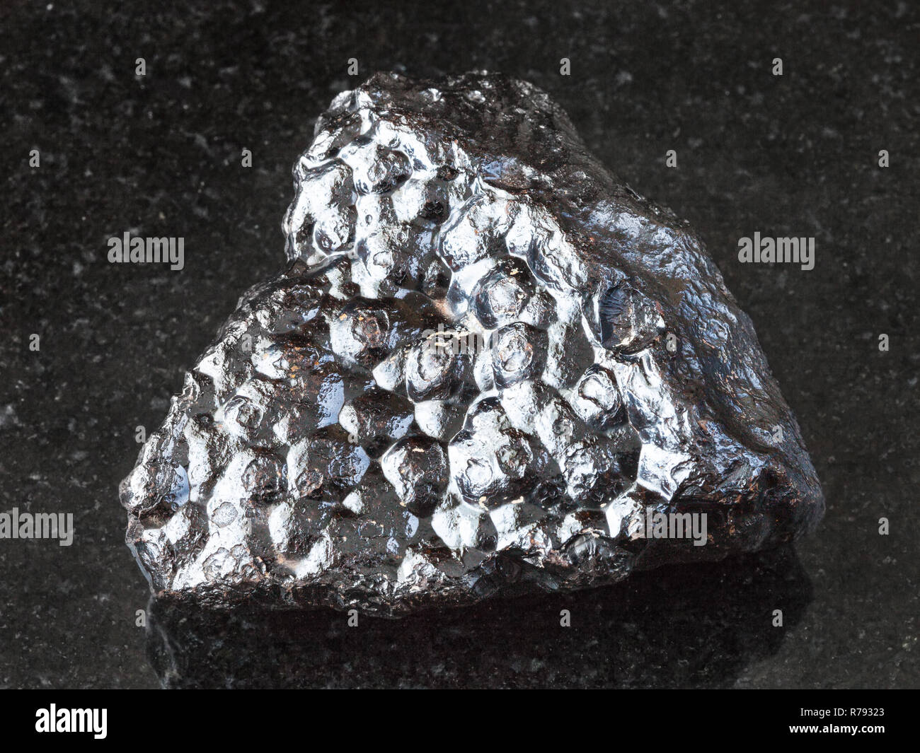 Hematita mineral bruto (riñón) piedra sobre negro Fotografía de stock -  Alamy