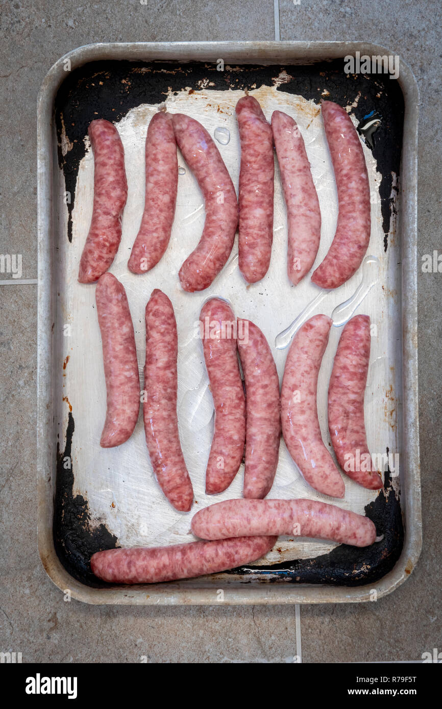 Cruda, cruda y carnicerías embutidos en estilo asar un tin listos para ser cocinados Foto de stock