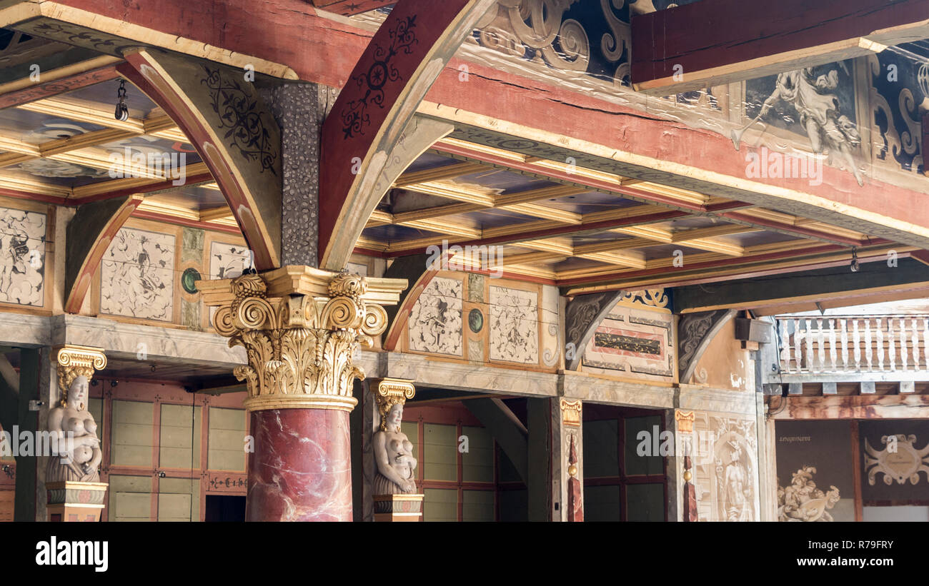 Londres, Reino Unido - Octubre,13, 2014: Interior de la famosa parte antigua de Shakespeare's Globe Theatre de Londres Foto de stock