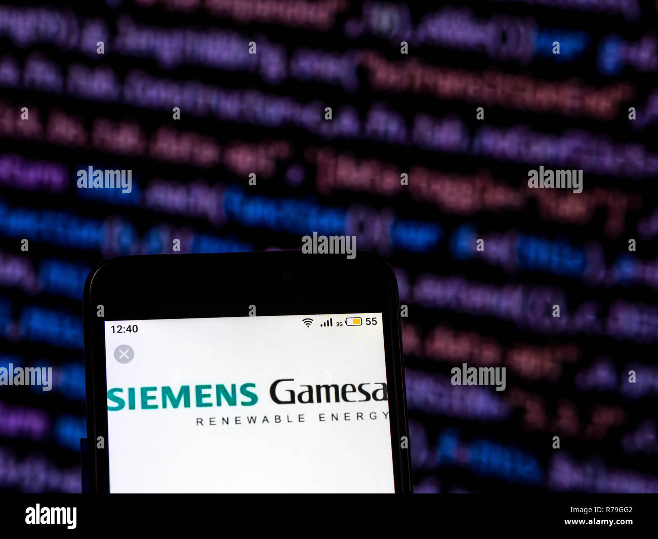 Siemens Logo de Gamesa Energía Renovable visto aparece en el teléfono