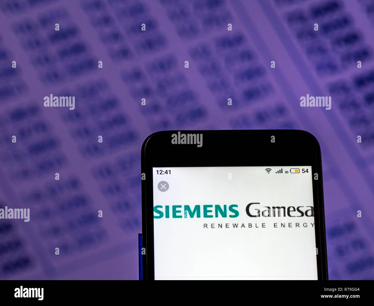 Siemens Logo de Gamesa Energía Renovable visto aparece en el teléfono