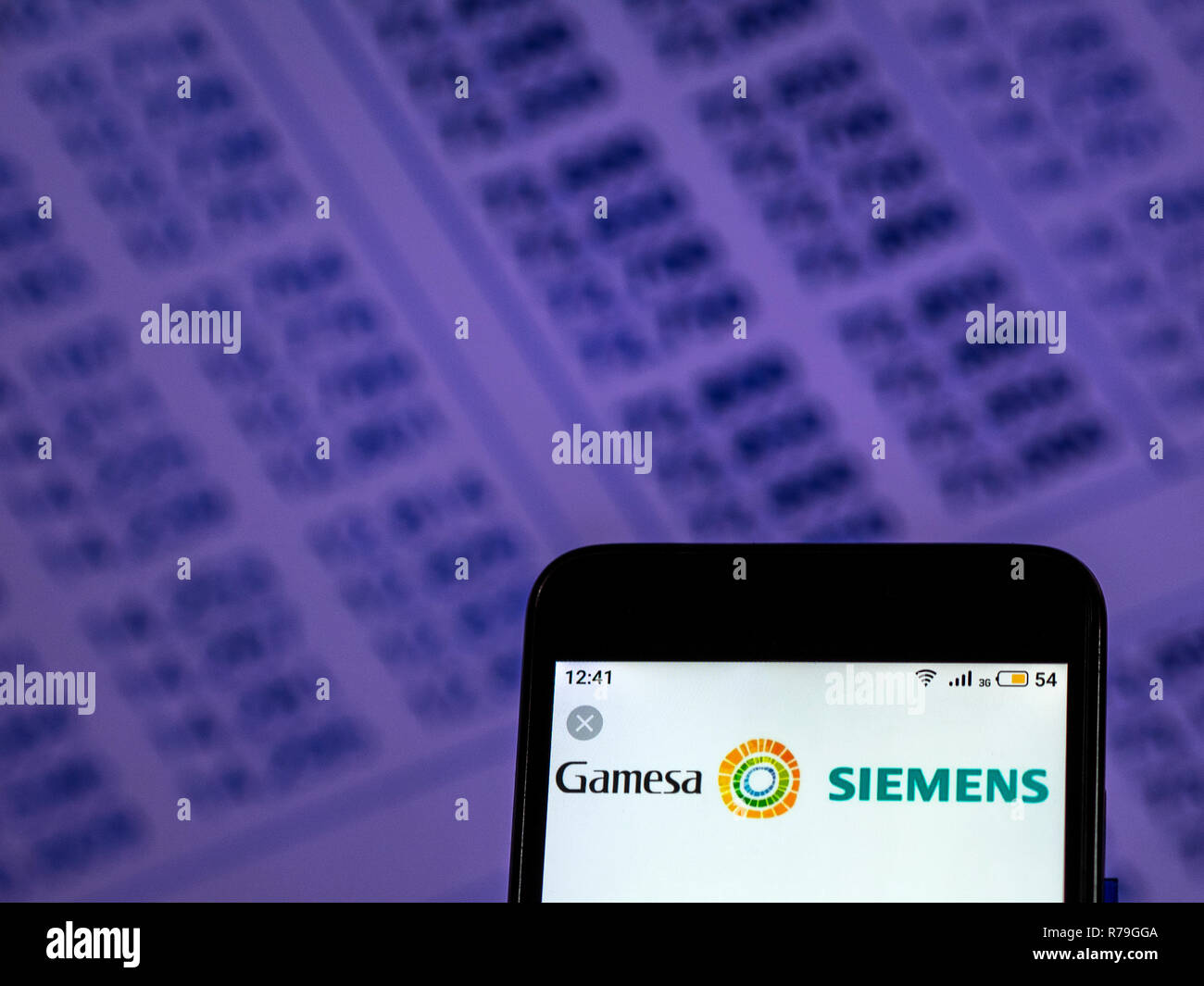 Siemens Logo de Gamesa Energía Renovable visto aparece en el teléfono