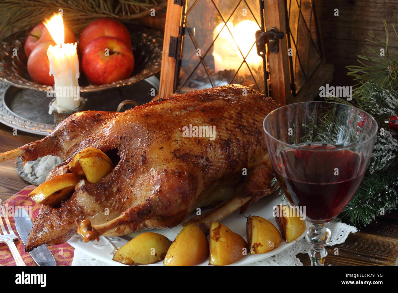 El ganso asado en la mesa de Navidad Fotografía de stock - Alamy