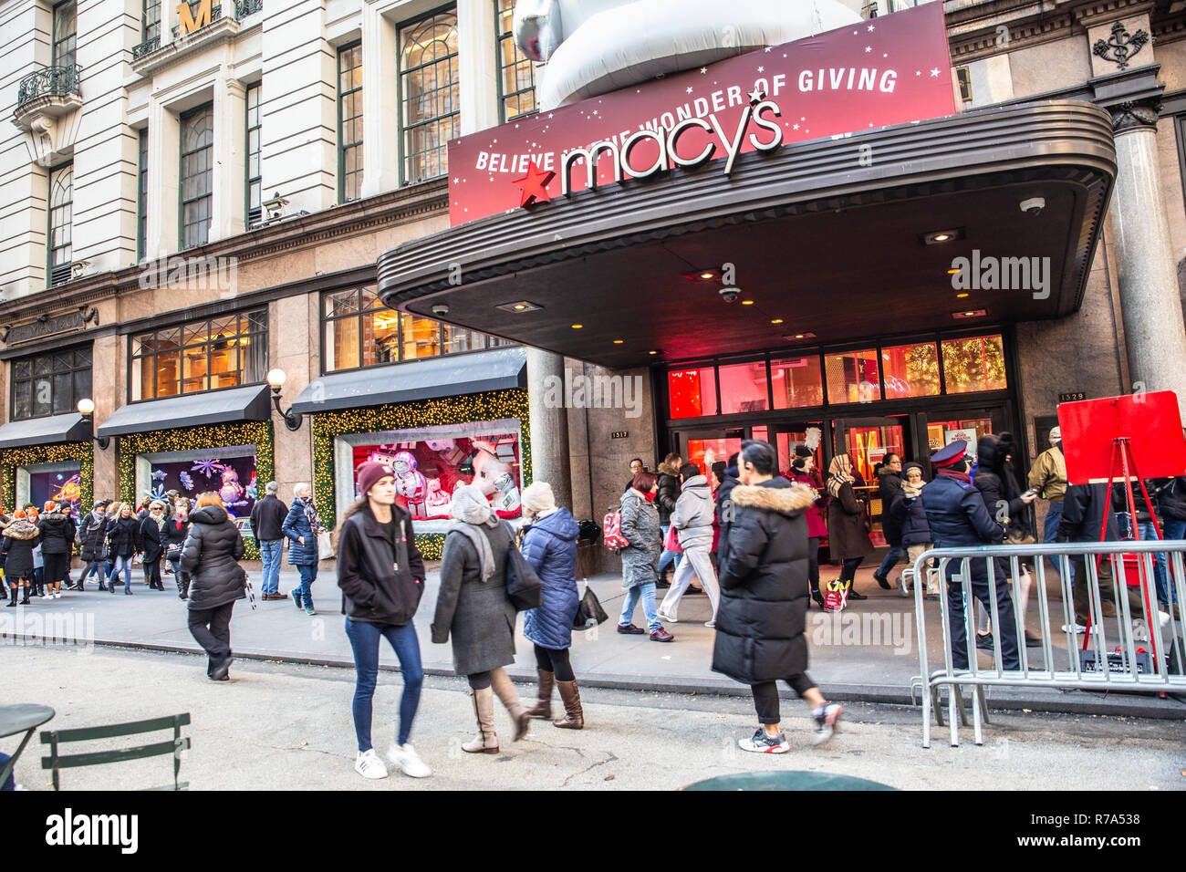 La CIUDAD DE NUEVA YORK, 7 de diciembre de 2018: Navidad en Nueva York escena en la calle desde el centro comercial Macy's en Herald Square en Manhattan con ventana de vacaciones di Foto de stock