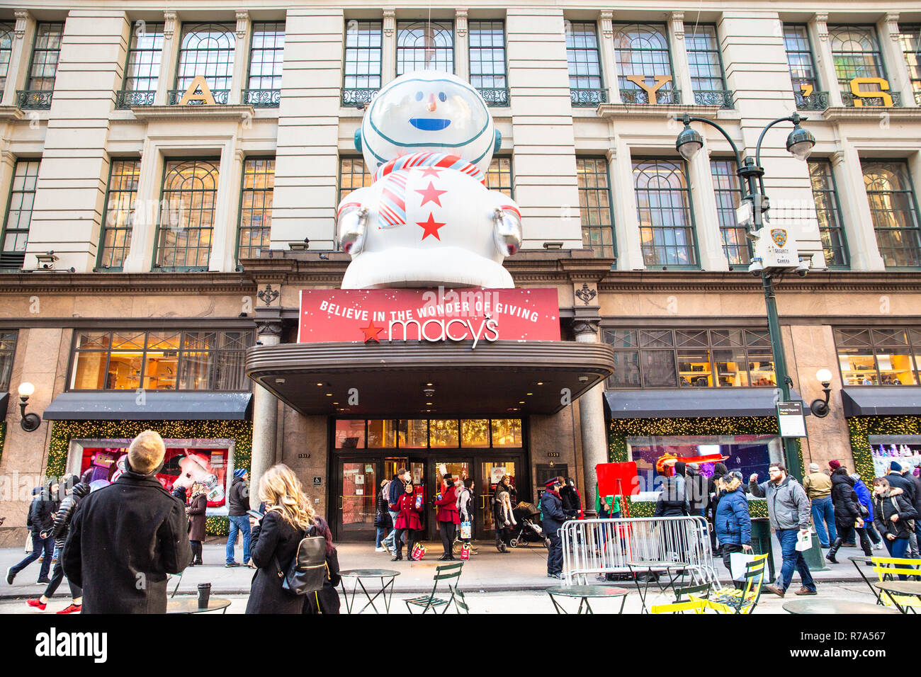 La CIUDAD DE NUEVA YORK, 7 de diciembre de 2018: Navidad en Nueva York escena en la calle desde el centro comercial Macy's en Herald Square en Manhattan con ventana de vacaciones di Foto de stock