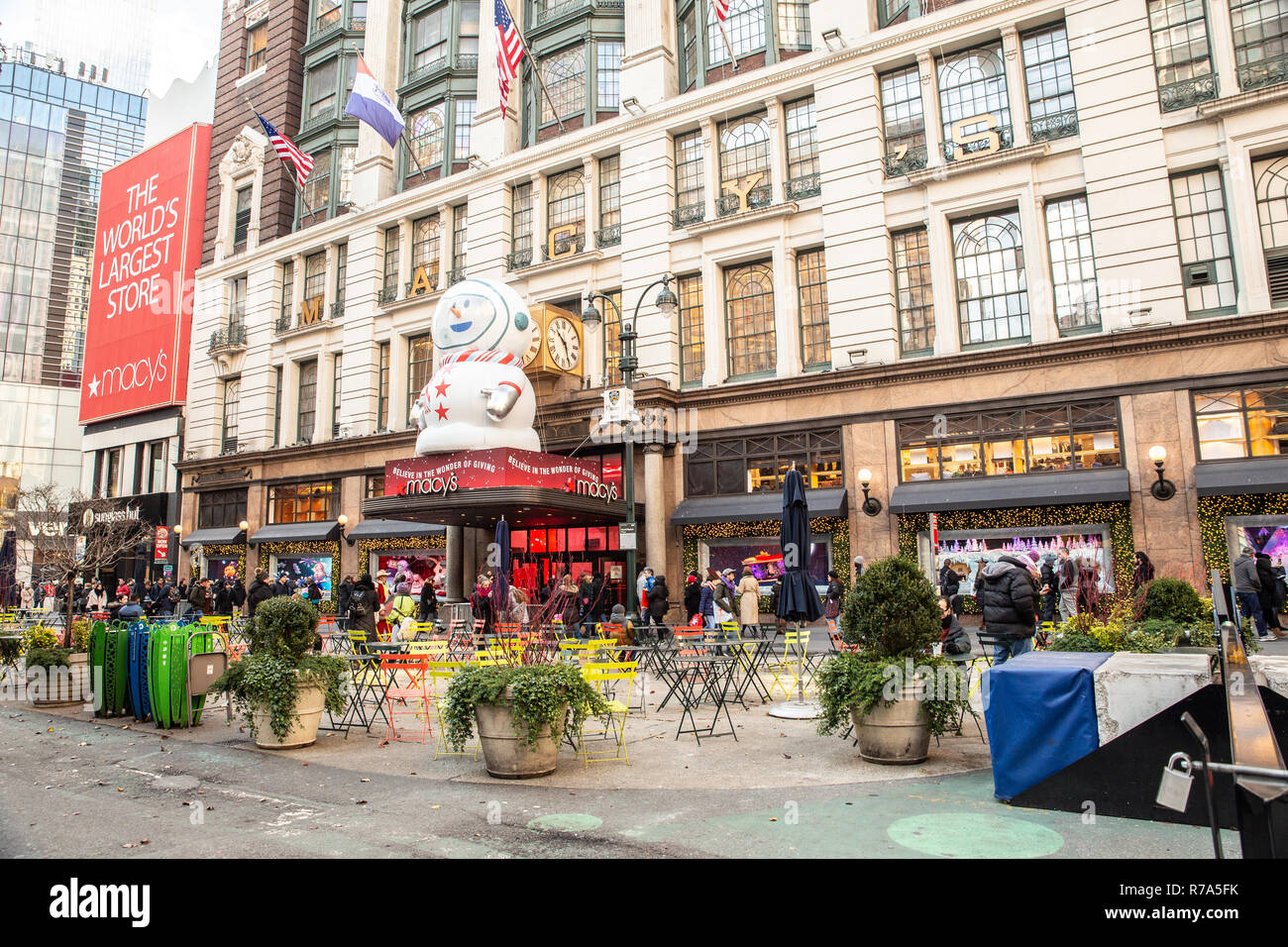 La CIUDAD DE NUEVA YORK, 7 de diciembre de 2018: Navidad en Nueva York escena en la calle desde el centro comercial Macy's en Herald Square en Manhattan con ventana de vacaciones di Foto de stock