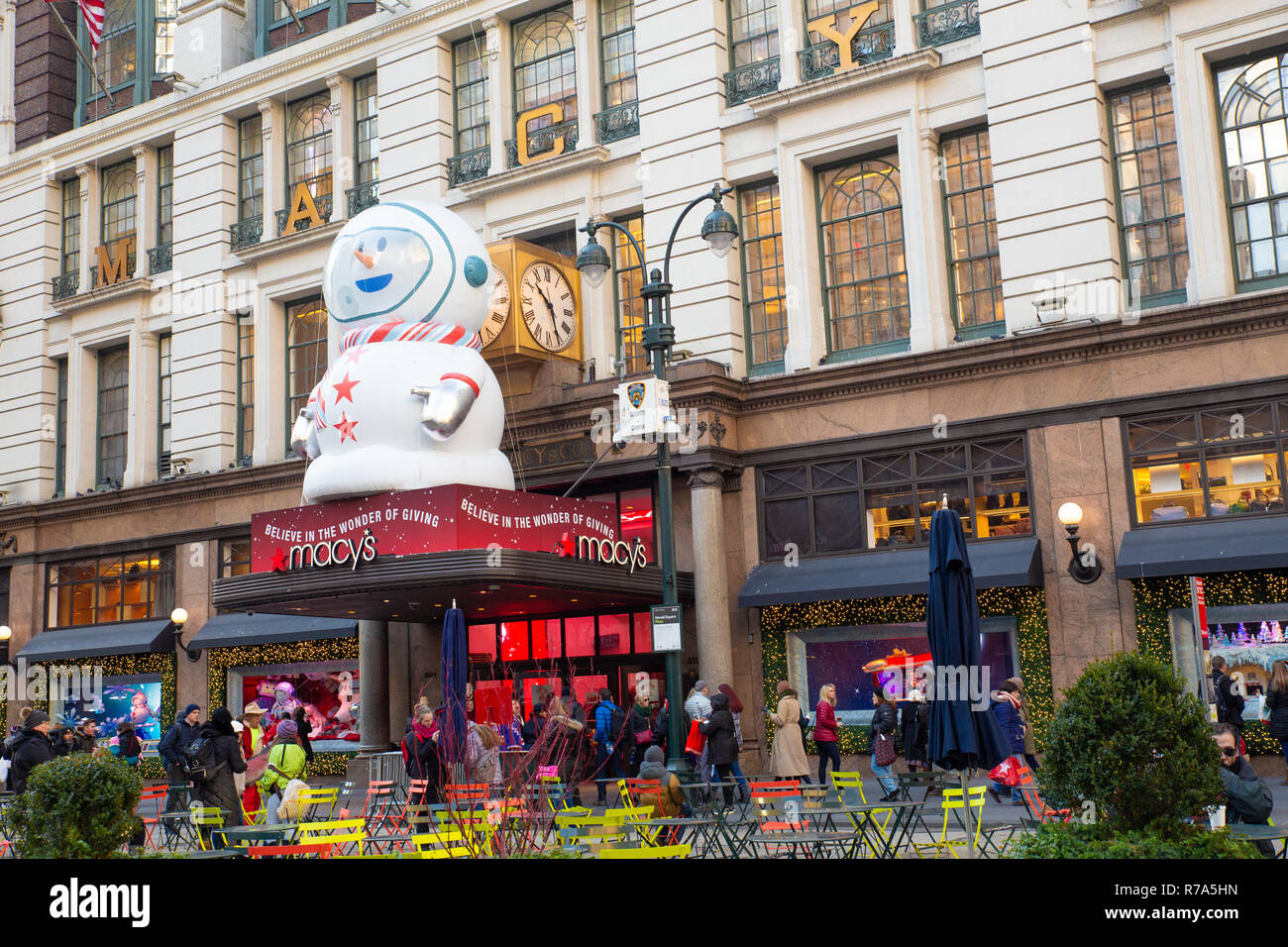 La CIUDAD DE NUEVA YORK, 7 de diciembre de 2018: Navidad en Nueva York escena en la calle desde el centro comercial Macy's en Herald Square en Manhattan con ventana de vacaciones di Foto de stock