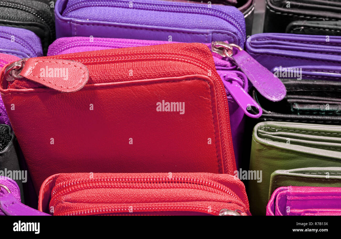 Monedero de cuero de color para la venta en la tienda de Italia Fotografía  de stock - Alamy