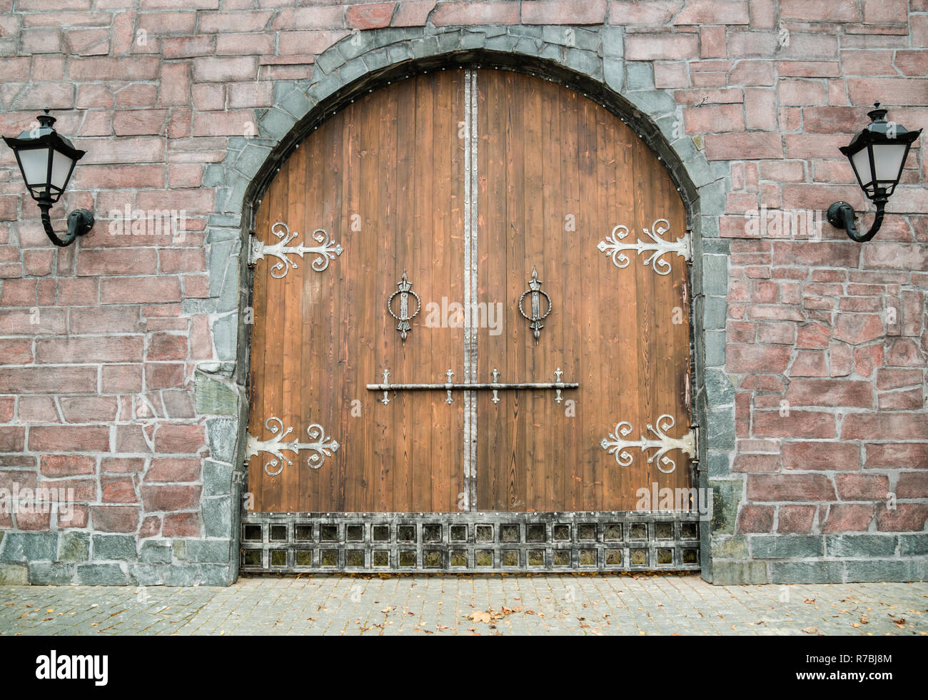Antigua puerta de madera medievales. Hermosa decoración histórica  Fotografía de stock - Alamy