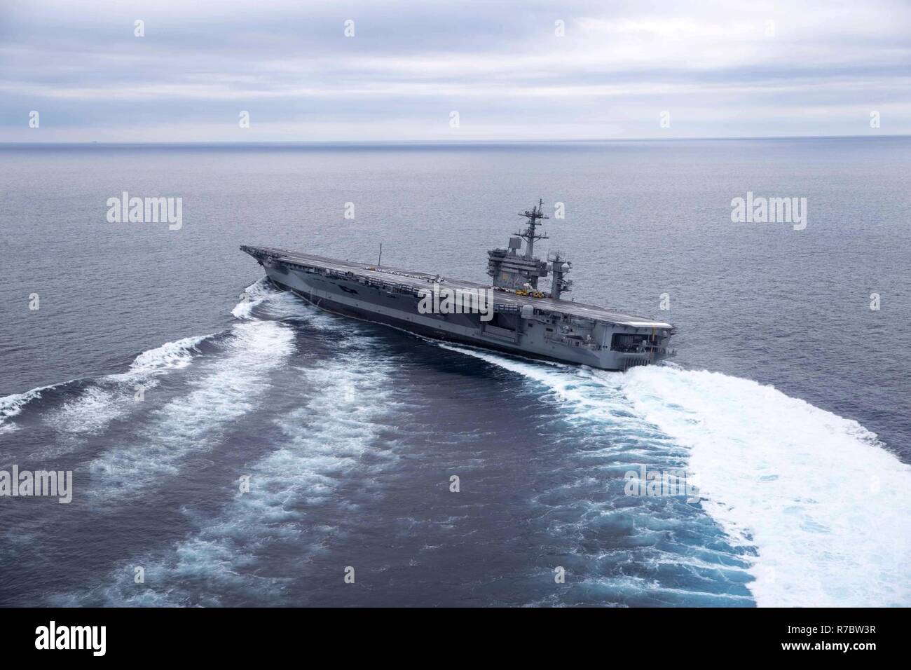 Océano Atlántico (11 de mayo de 2017) clase Nimitz portaaviones USS Abraham  Lincoln (CVN 72), lleva