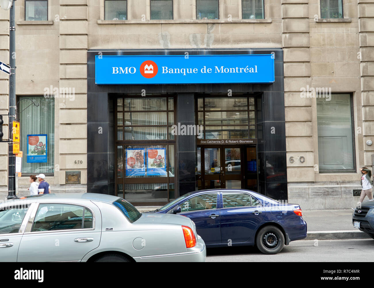 MONTREAL, Canadá - 4 de octubre de 2018: Bank of Montreal rama y logotipo. Bank of Montreal - BMO , es un banco de inversión multinacional canadiense y financi Foto de stock