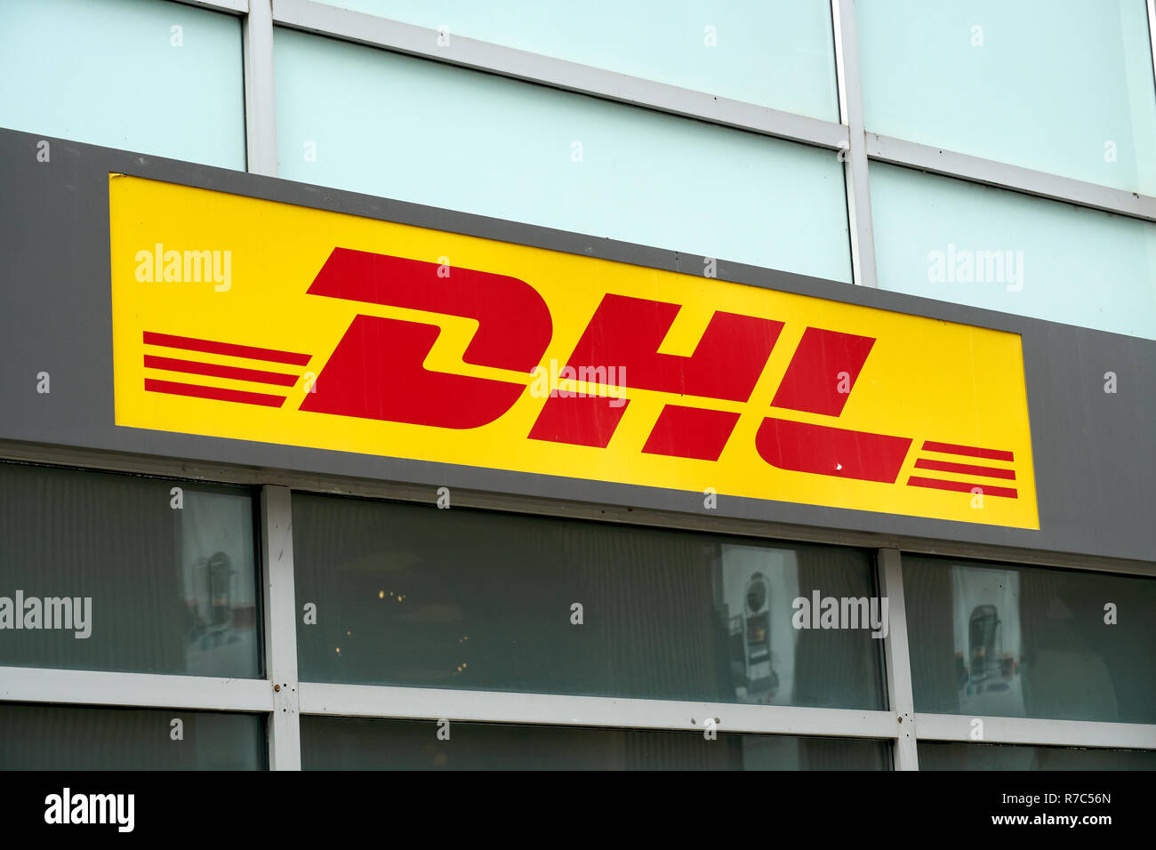 MONTREAL, Canadá - 4 de octubre de 2018: oficina de DHL y firmar. DHL es una empresa alemana de logística proporcionando courier internacional, paquetería, y Express Mail s Foto de stock