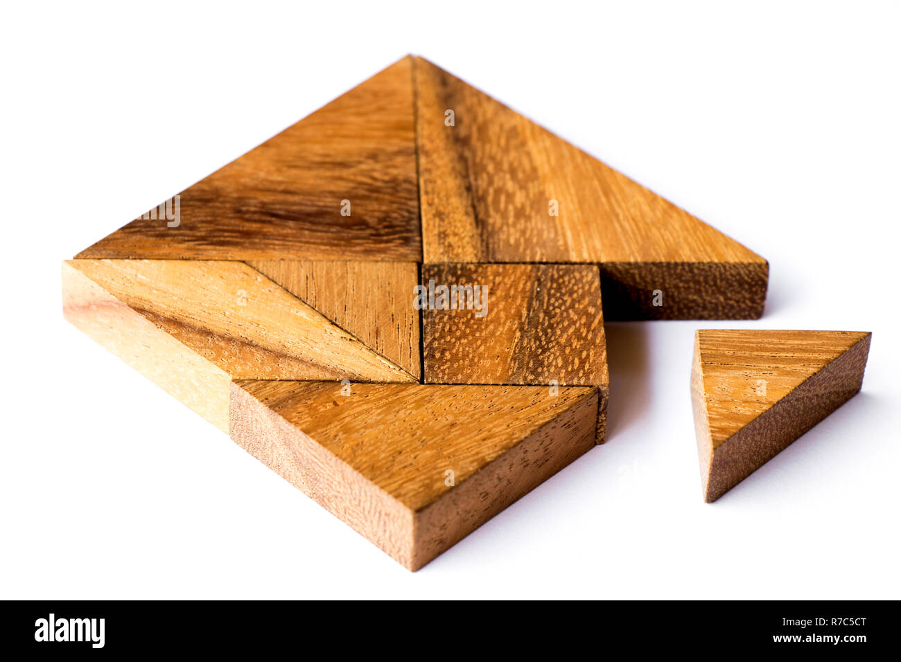Tangram madera en forma cuadrada que esperar pieza triangular para cumplir  sobre fondo blanco Fotografía de stock - Alamy