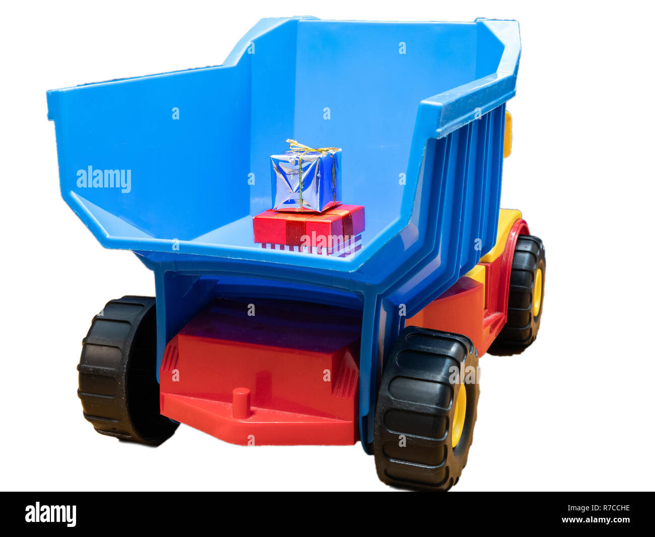 Gran camión de volteo de juguete, volquete con pequeñas cajitas de regalo  en el cuerpo. venta tienda concepto de entrega Fotografía de stock - Alamy