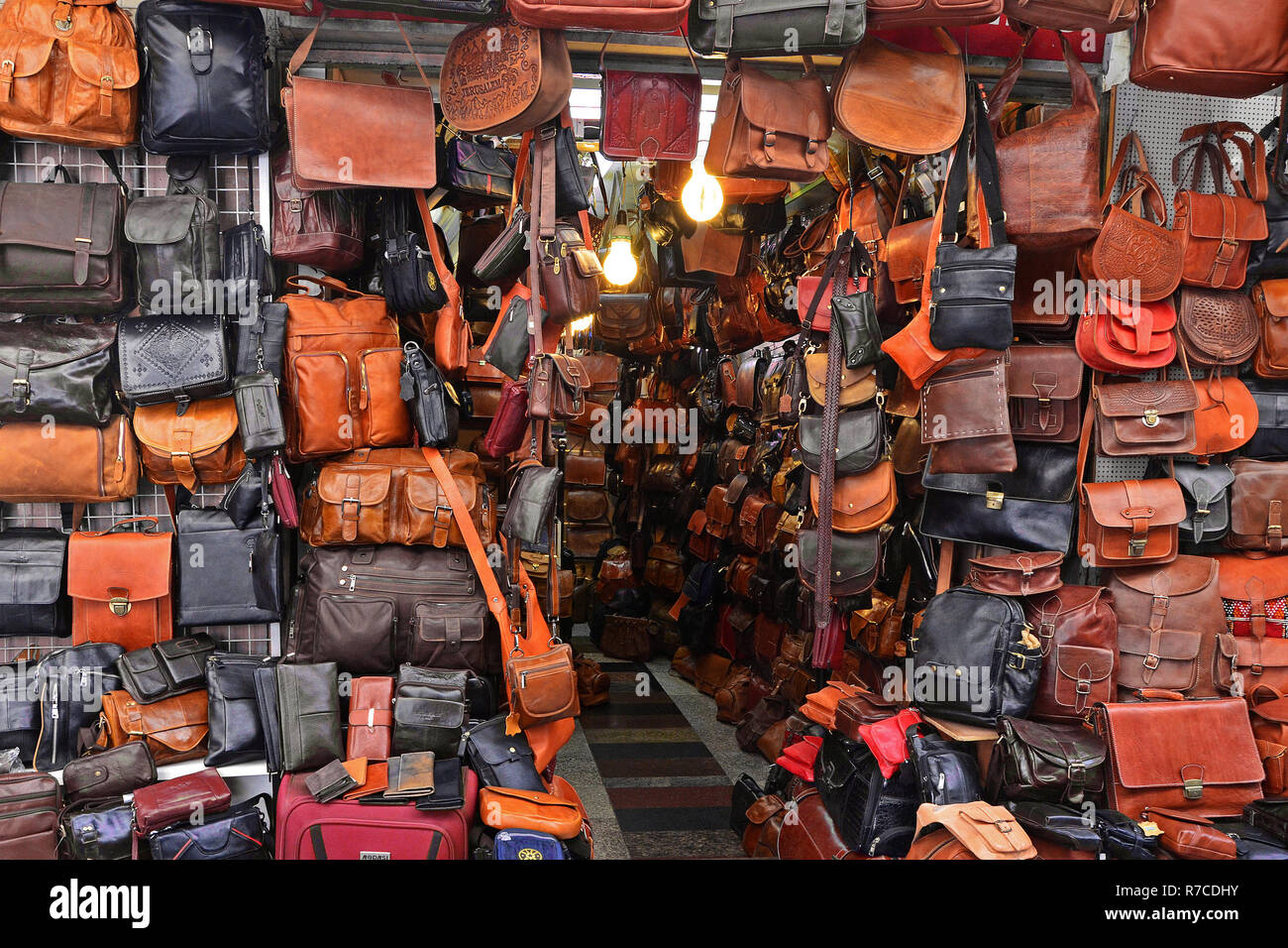 Almacenar bolsos de cuero y productos en el mercado de Jerusalén, Israel  Fotografía de stock - Alamy