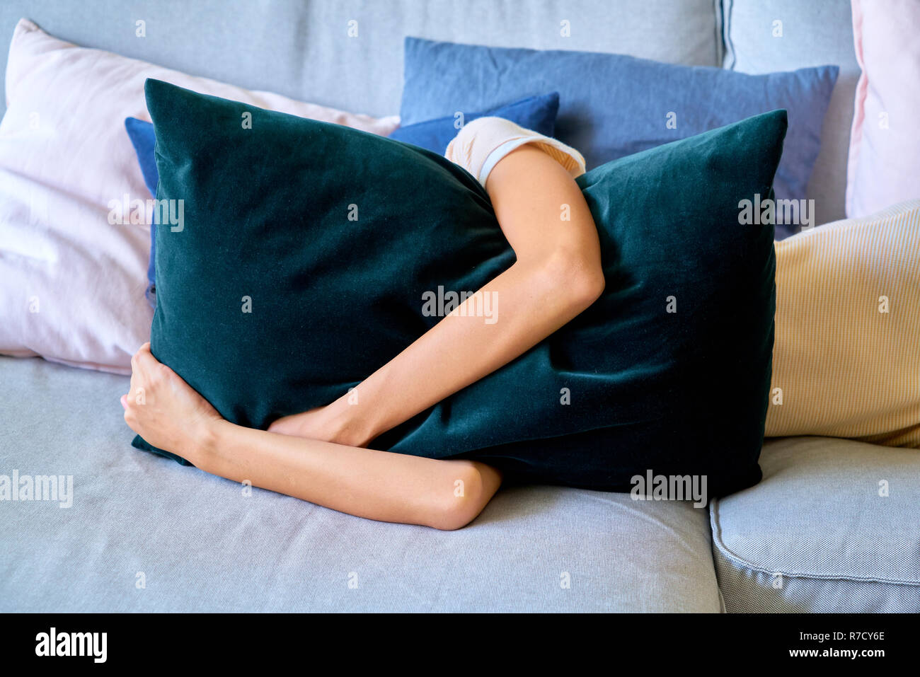 Hermosa mujer posando - acostado, que cubre su rostro en la almohada y  llorar Fotografía de stock - Alamy