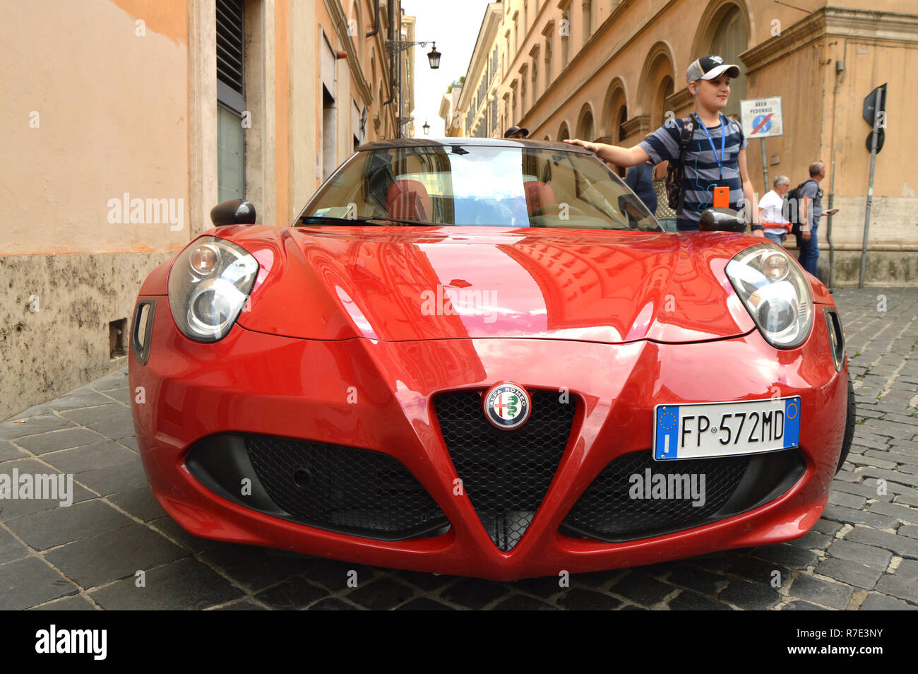 Roma, Italia, de octubre de 2018, el elegante Alfa Romeo aparcado en la calle, el muchacho está al lado y los sueños de un coche Fotografía de stock - Alamy
