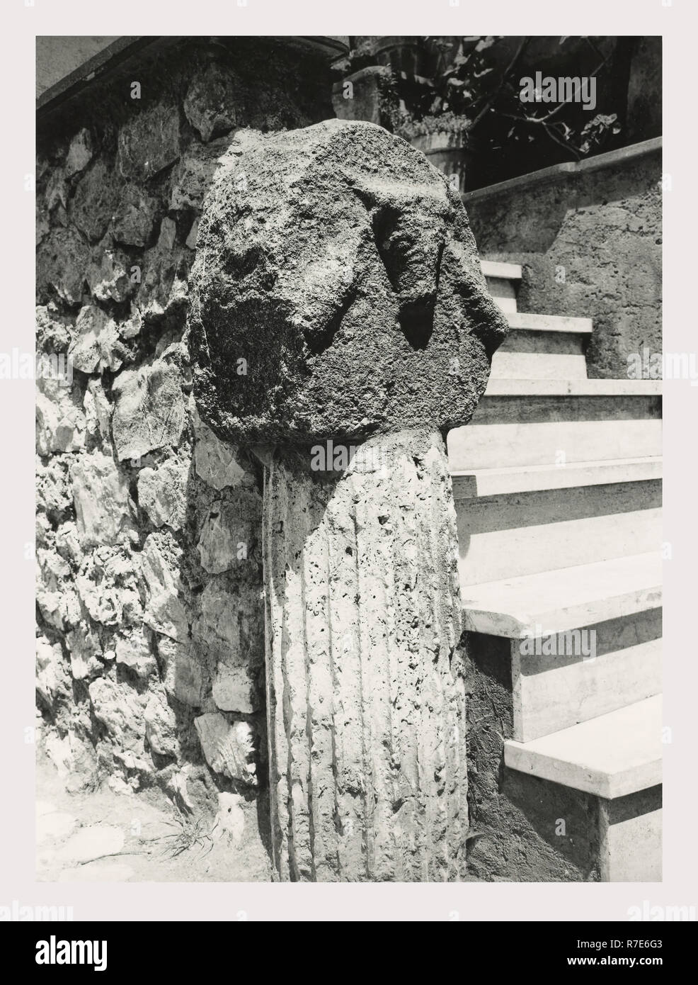 Lazio Roma Sant'Oreste Palazzo Canali, esta es mi Italia, el país de la historia visual, Medieval, cruz de madera tallada decorada con escenas del Antiguo y del Nuevo Testamento, del siglo XIII, ya sea traído de Bizancio o fabricados localmente. Después de la arquitectura medieval, el siglo XVI 1589 antigüedades romano fragmento de friso con decoración de toro, montado en la columna Foto de stock