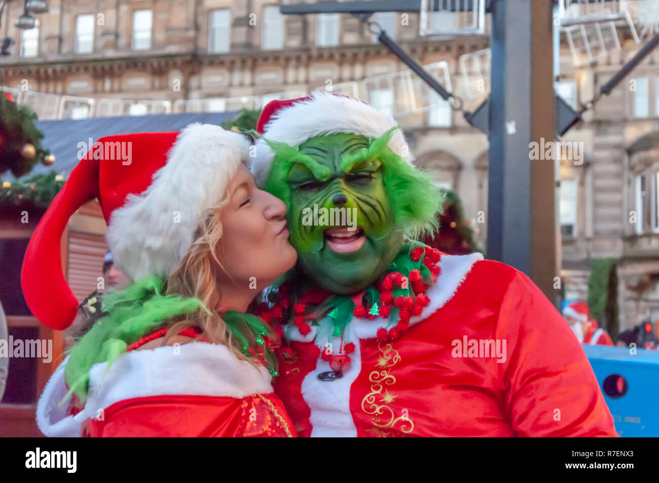Glasgow, Escocia, Reino Unido. El 9 de diciembre, 2018: el Grinch obtiene  un beso en la Plaza de George, como miles de corredores vestidos como Santa  Claus tomar parte en la reunión