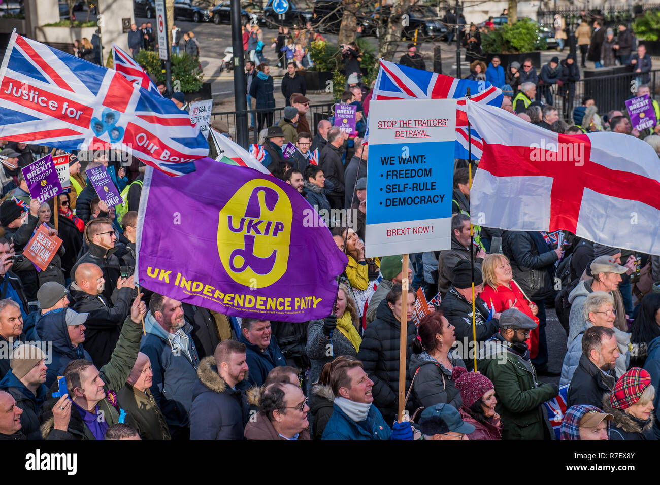 Tommy Robinson asiste como UKIP etapa una traición - Brexit Brexit significa salir de marcha por el centro de Londres de Westminster. Al mismo tiempo un contador protesta organizada por levantarse al racismo y muchos otros grupos converge en Westminster desde Portland Place. Foto de stock