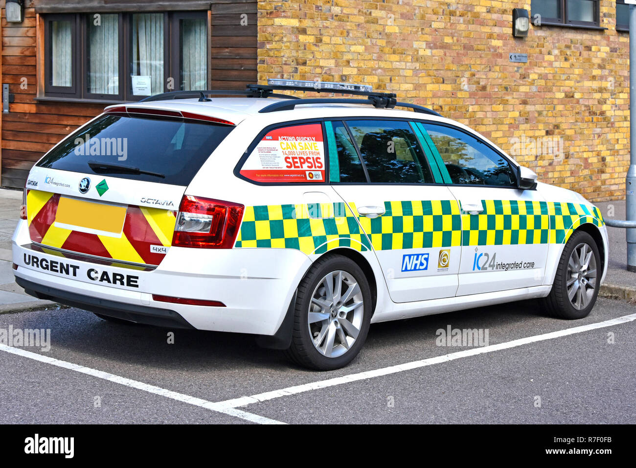 Póster de sensibilización sanitaria anuncio promoción salvar vidas de sepsis NHS médicos estacionados car window en el Servicio Nacional de Salud hospital Inglaterra Foto de stock